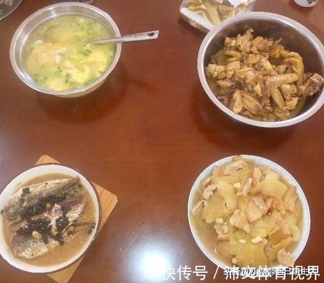 同学|老公同学来家里吃饭,做了四道硬菜,居然说我们很抠,太气人了