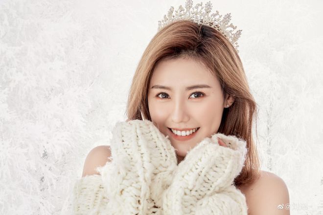 刘湘|头戴王冠化身冰雪女王!刘湘平安夜发靓照网友狂赞