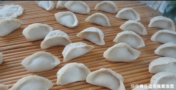 食用盐|煮饺子，最忌开水下锅，大厨多加这一步，饺子鲜嫩多汁不破皮