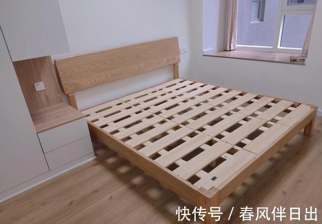 安装|极简原木风装修,不做吊顶和电视墙,全屋铺木地板,温馨又舒适