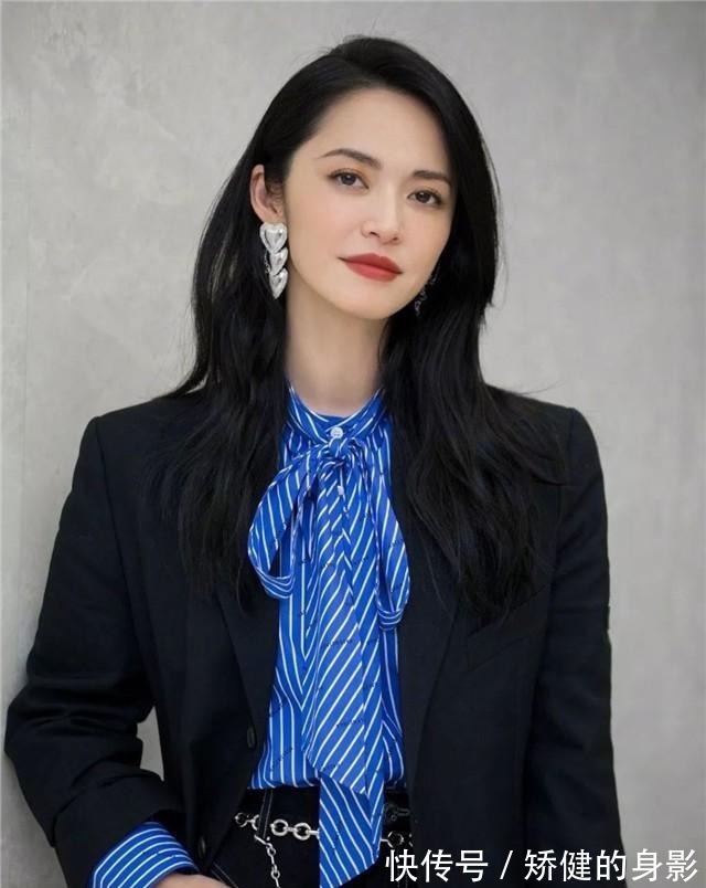 卷发 奔四的女人尽量别留短发，很土！推荐这5款发型，太减龄！