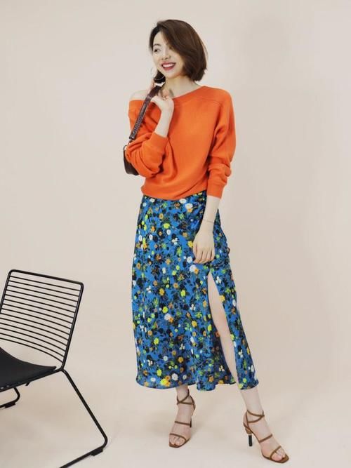 早春流行穿搭是这样的：针织衫+碎花半裙，时髦又优雅，你也试试