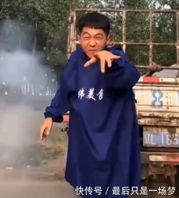 魔术|东北小伙直播表演魔术,不料当场露馅人仰马翻,场面非常搞笑