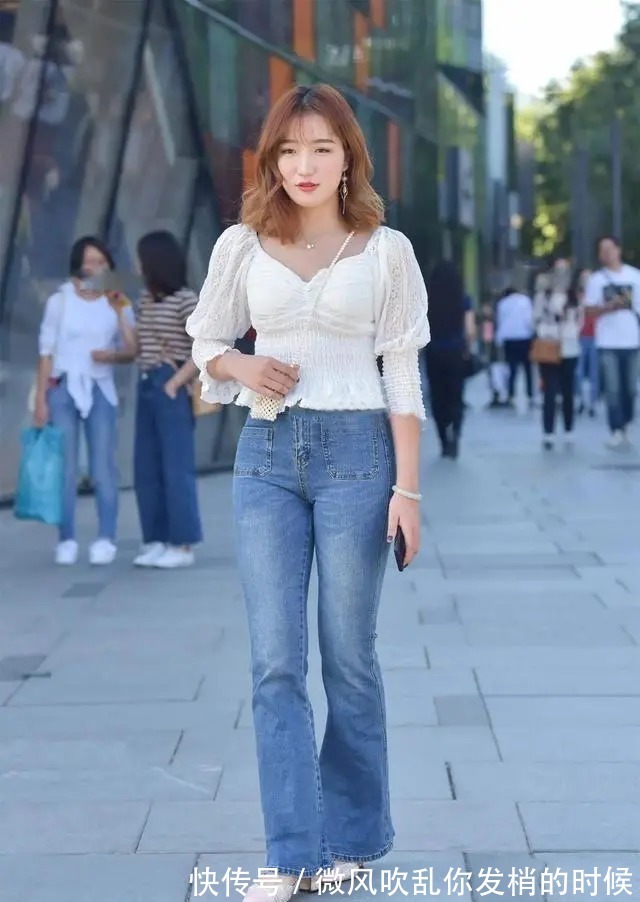 穿搭 选择修身百搭的牛仔裤,简单搭配就可以很时尚,洋气又显身材
