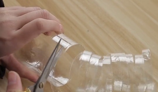 下水道容易被头发堵塞，教您成本花不了1毛钱，头发杂物都带走