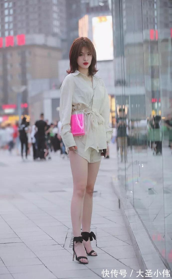 高跟凉鞋|美女街拍:淡绿色的修身连衣裙,让小姐姐看起来非常迷人,优雅又有魅力