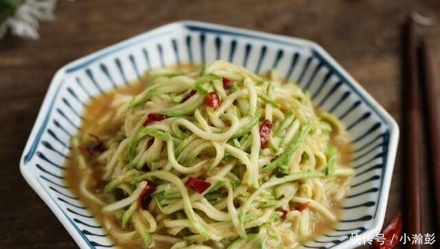 这瓜可以生吃,切成丝,拌一拌就能上桌,味道清新爽口又开胃