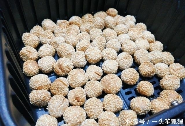 此道自制小吃,一碗面粉两个鸡蛋,几分钟就能做好,香酥可口