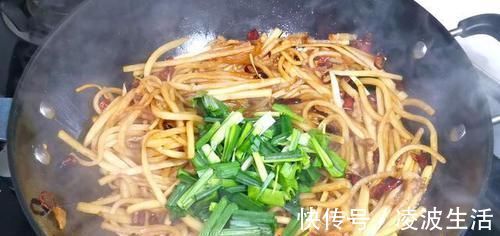 萝卜丝怎么做才好吃，饭店大厨教你一个小技巧，好吃到停不下来