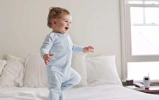 引导|1岁内宝宝四大能力发育标准,若一个没达标,孩子可能发育迟缓了