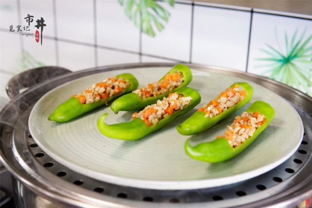年夜饭上加盘“一帆风顺”,几个青椒蒸一蒸,鲜香解馋,寓意好