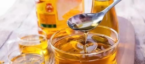 君子兰不见长、不开花“2种料”扔盆里,新芽多,一年开花2次