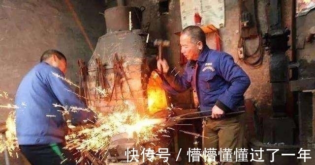 青龙偃月刀@尴尬:关公“青龙偃月刀”重出江湖,却无人能够单手举起!