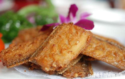 干炸带鱼,直接拍粉炸就错了,难怪腥气不好吃,大厨这样做才对