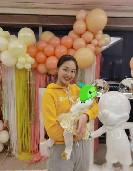 现场照曝光!郑恺为女儿办百日宴,苗苗穿贴身衣瘦身好快,小细节被赞好媳妇