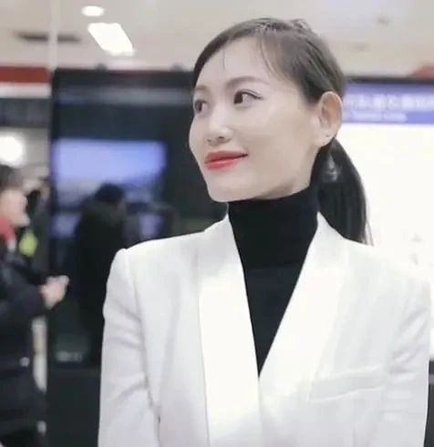 新闻传播学院|马蓉有书法悟性,书功不错,书协大佬人美笔好,愿收她为徒