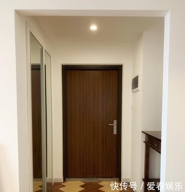 装修|她在玄关做个“落尘区”,衣帽间不要柜体和柜门,谁见过!