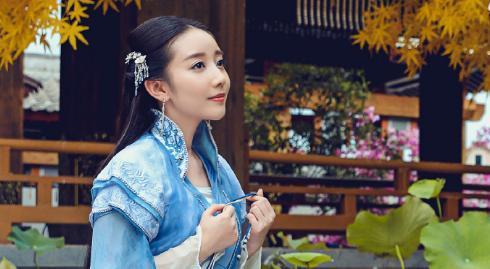 她原是《非誠勿擾》的觀眾,因長得美被星探發(fā)掘,搖身一變成演員