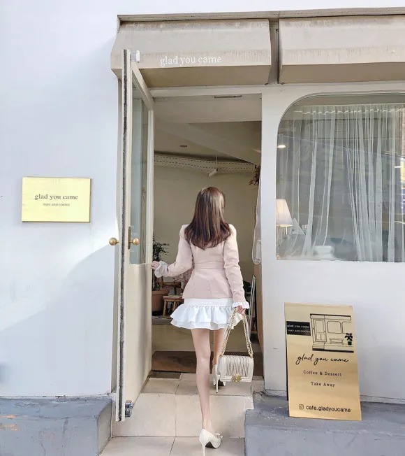 孙允珠,凤凰牡丹花蝶彩缀抹肩鱼尾裙