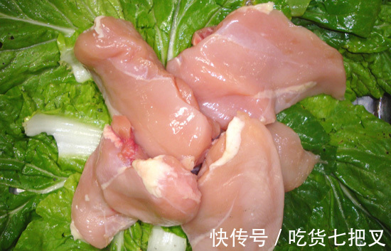 柠檬汁|做一道夏日快手菜——爆好吃的芝麻煎鸡胸肉