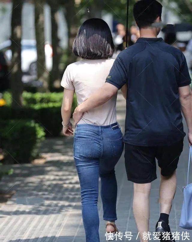 凸显|简洁大气的衬衫搭配牛仔裤,日常穿着凸显气质