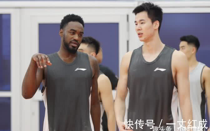 上海队|王哲林遭老将碾压，表现让人失望要与国家队绝缘，杜锋看不上一点