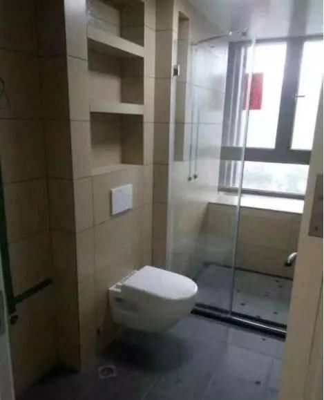 装修|师傅在卫生间砌了半堵墙,邻居看后竟赖着不走,非要师傅去她家装