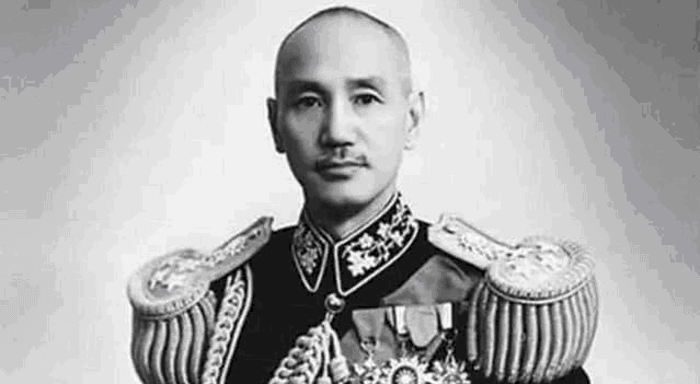 优待|此将军因得罪张发奎而被陷害,老蒋把他枪毙后很愧疚,只好优待他家人