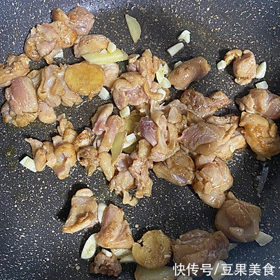 饮食禁忌|这道双椒鸡丁藏着小惊喜，瞬间征服你