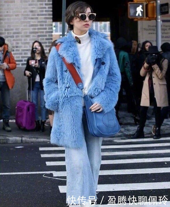 领口设计|冬天别再露脖子了,“烟管领+大衣”才是今年最火的,高级又洋气