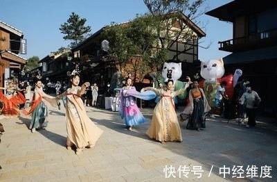 苏州!穿汉服出行被“劝回”?苏州日式风情街人员回应:影响居民