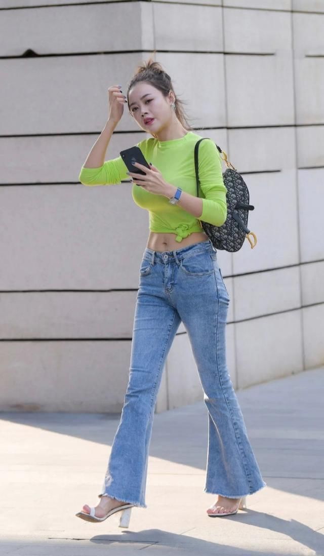 潮流|贵妇才是时尚标杆，把简单喇叭裤变成潮流单品，大家都忍不住跟风