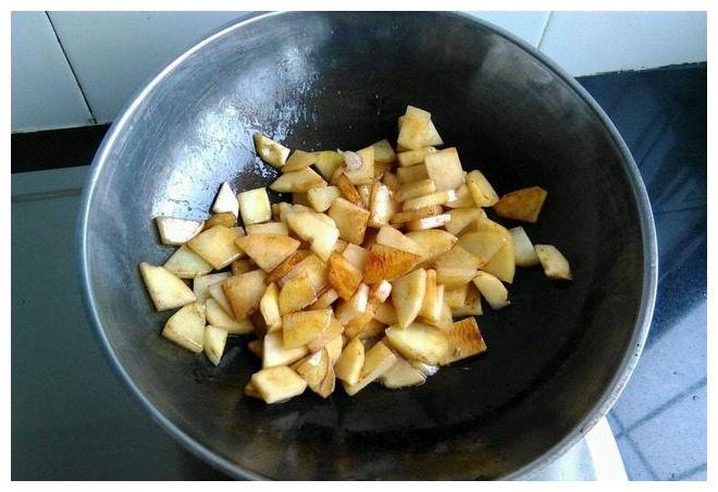 做牛肉有技巧,切肉时用对方法,牛肉不老不硬,口感比豆腐好