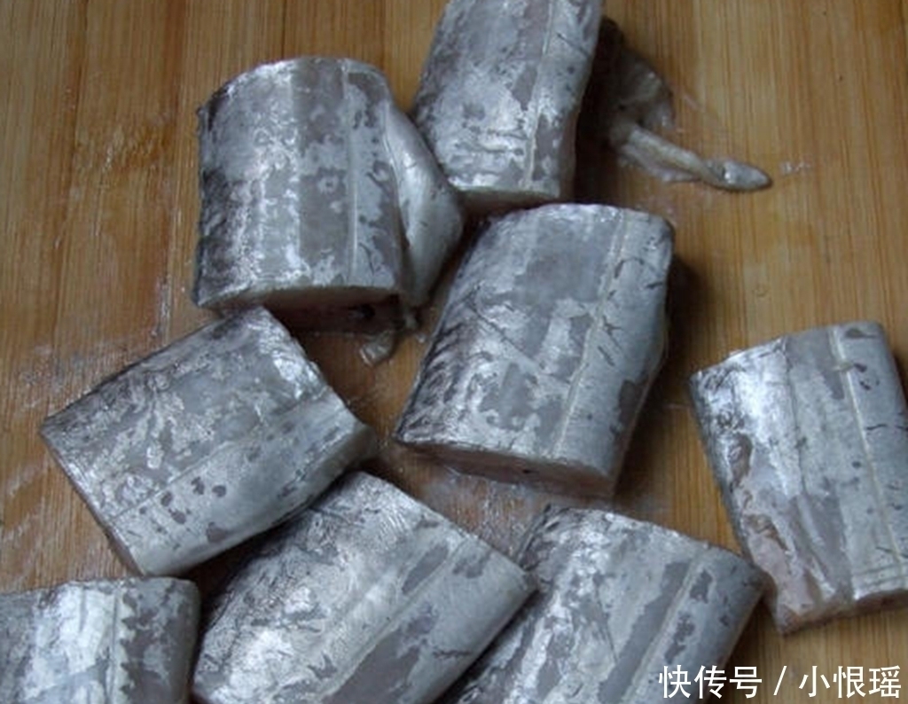 厨娘透露：干煎带鱼，不需要裹淀粉和蛋清！只需一招，酥脆不粘锅