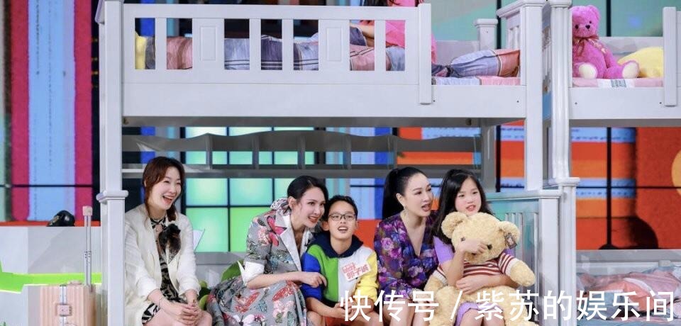 紫色|钟丽缇终于不装嫩!扎高马尾配漫画裙优雅端庄,跟女儿同框像姐姐