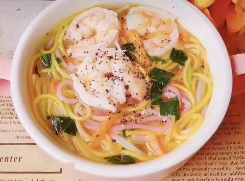 鲜虾果蔬面|【宝宝辅食】6M+|油亮香甜\＂,\＂l1\＂:\＂春笋腊味焖饭