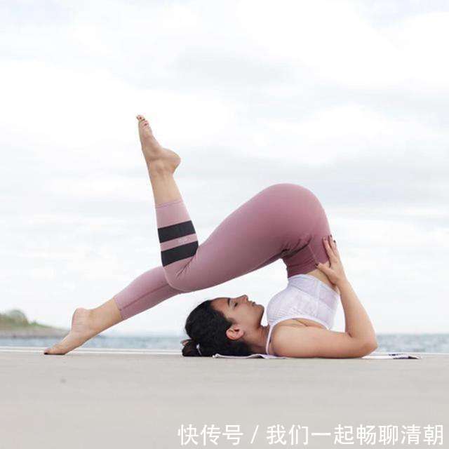 右脚|腰部脂肪多练习几招瑜伽动作,消除腰部赘肉,展露纤纤细腰