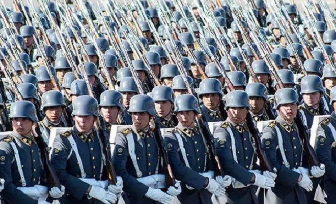 简直|戴M35钢盔,穿德国军服、用德国坦克,这支军队简直是德军翻版