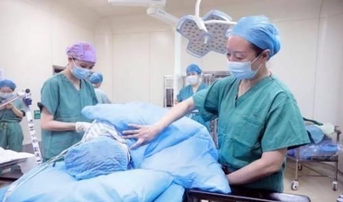 分娩|“最强产妇”火了,3人下海游泳,上岸变4人:游泳顺便把娃生了