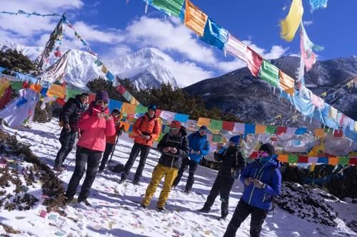 油菜花|如何以最近的距离与贡嘎雪山相遇？