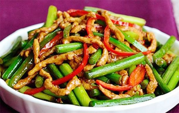 下雨|孩子出门跑步忽然下雨变感冒，孩子多吃杀菌菜，预防感冒