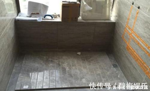 下水|卫生间地面不要做斜坡了,有钱人都设计这种代替,下水快又防滑