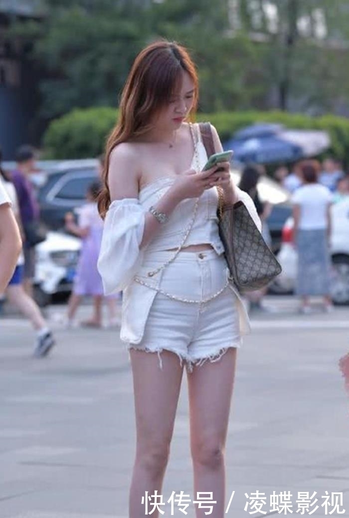 晓小 白色吊带衫搭配毛边牛仔裤,吸睛又亮眼,清纯脱俗又不失性感