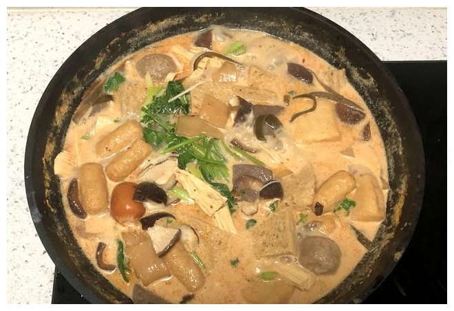 麻辣烫太贵吃不起，教你正确做法，10元做1锅，夫妻俩人吃到撑