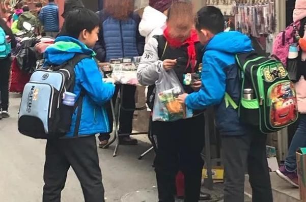 催熟|孩子在被“催熟”零食影响,这些零食上了“黑名单”,家长要注意