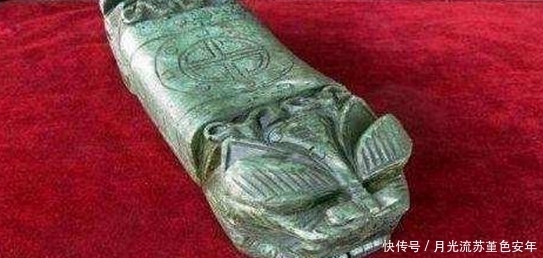 男子|男子地头干活挖出枕头, 找专家鉴定,专家鉴定以后不淡定了