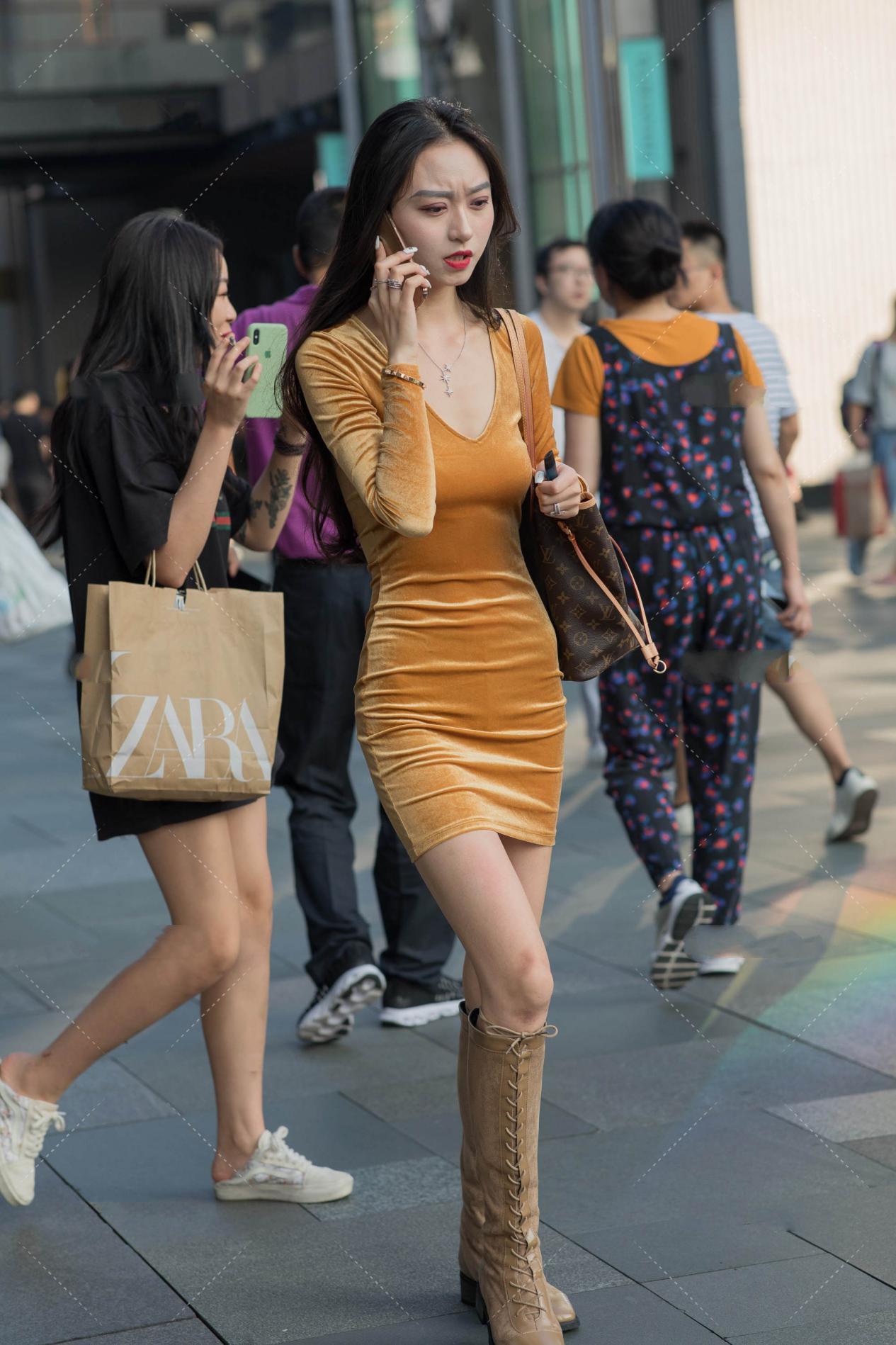 连衣裙穿上很优雅, 搭配及膝长筒靴很显气质