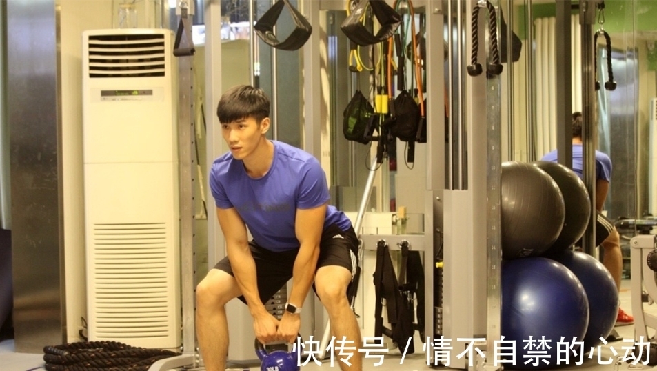 面容|精致面容下的肌肉男孩:腹肌遇见人鱼线,性感又迷人!