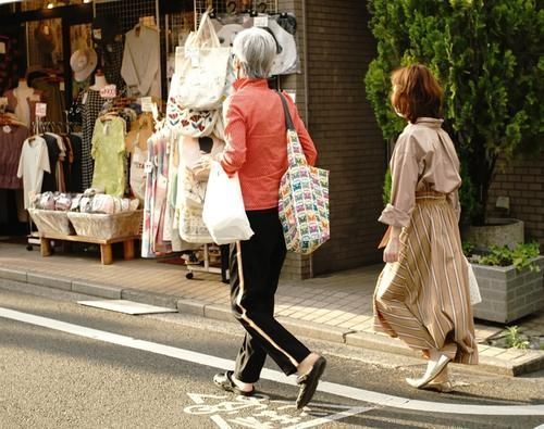 日本 日本老年人的穿搭“老美了”，打扮精致优雅，不扮嫩、不显老气