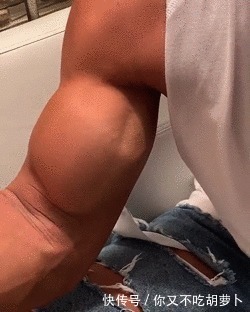 撸铁|臂围45cm，二头肌似小山包的猛汉奶爸，还自带肌肉抽筋绝活